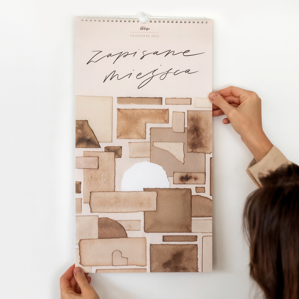 Grafika ze złotym cytatem Miłość wszystko przetrzyma