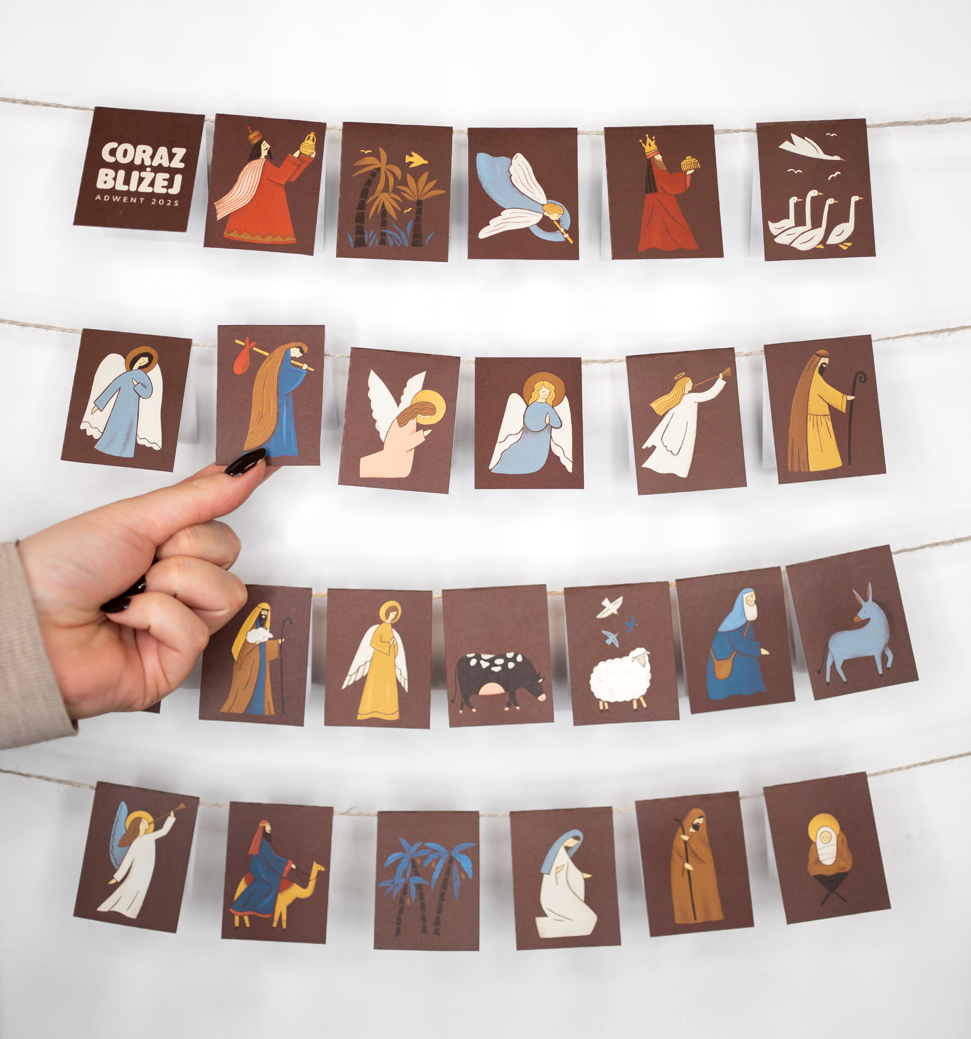 Grafika ze złotym cytatem Miłość wszystko przetrzyma