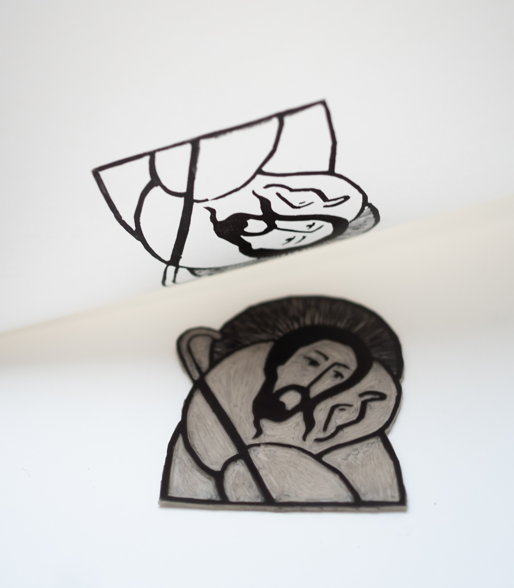 Grafika ze złotym cytatem Miłość wszystko przetrzyma